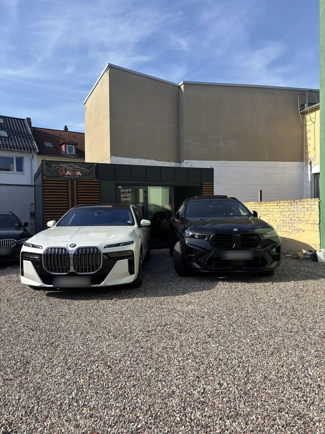 Weißer BMW 7er und schwarzer BMW X6 M auf dem Hof