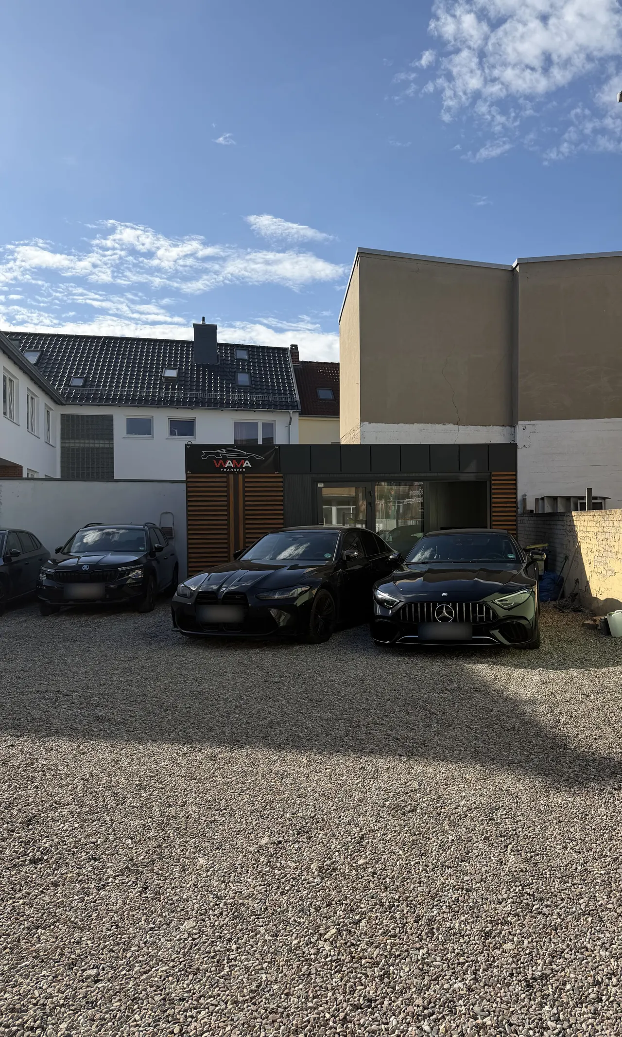 Drei schwarze Fahrzeuge vor dem Büro von WaMa Transfer