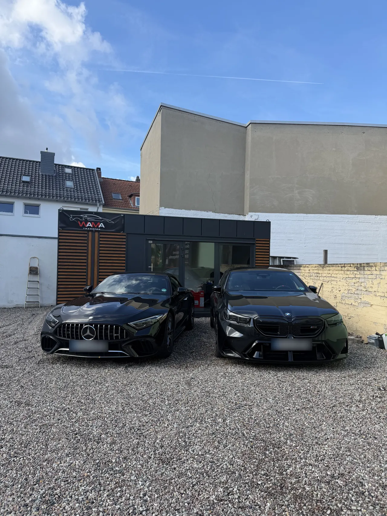 Mercedes AMG und BMW M5 vor dem Büro von WaMa Transfer